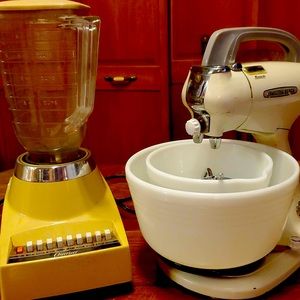 Vintage Hamilton mixer with Pyrex bowls  and blender